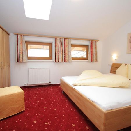 Charming Apartment In Uderns With Balcony Exteriör bild