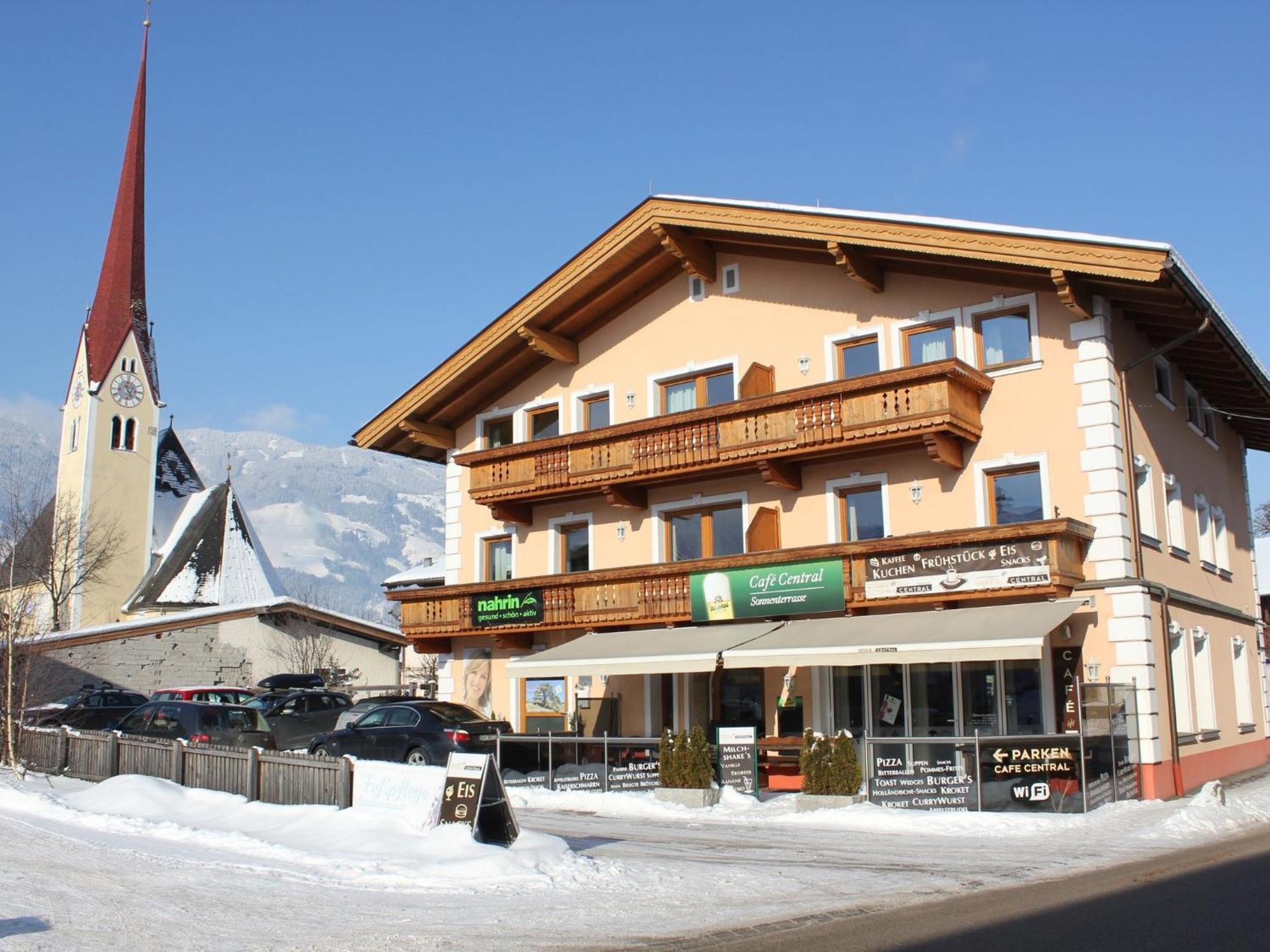 Charming Apartment In Uderns With Balcony Exteriör bild
