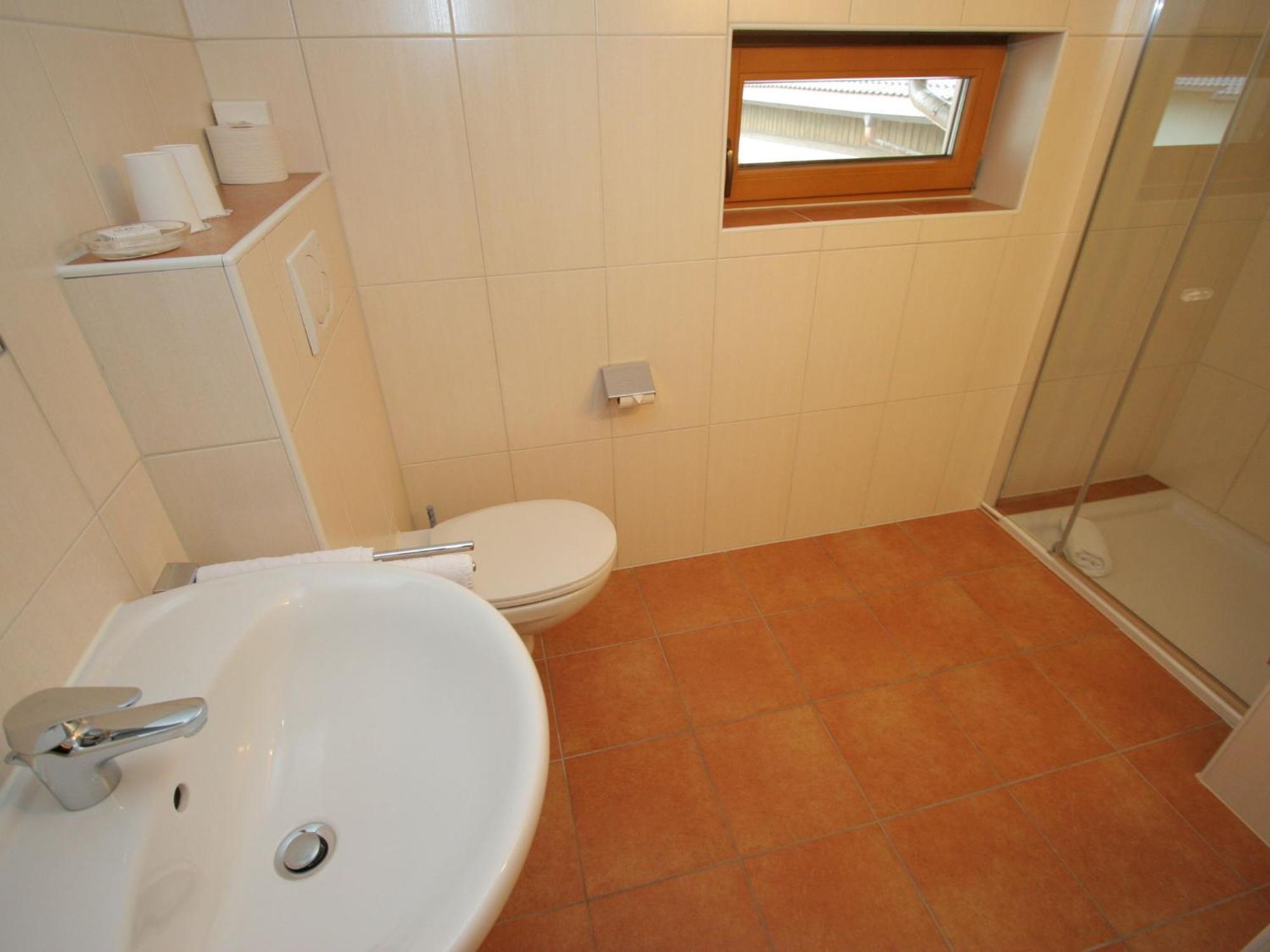 Charming Apartment In Uderns With Balcony Exteriör bild
