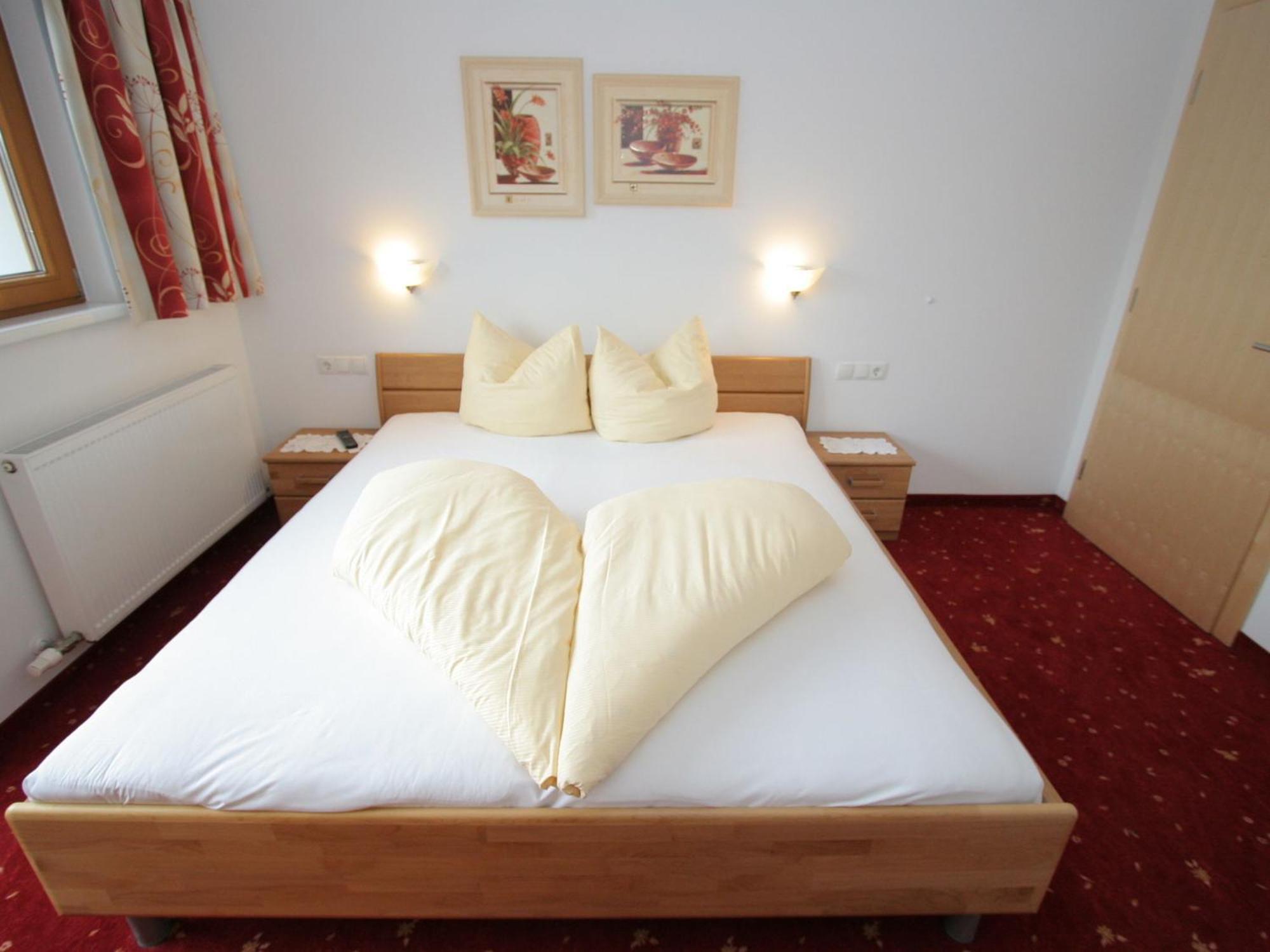 Charming Apartment In Uderns With Balcony Exteriör bild