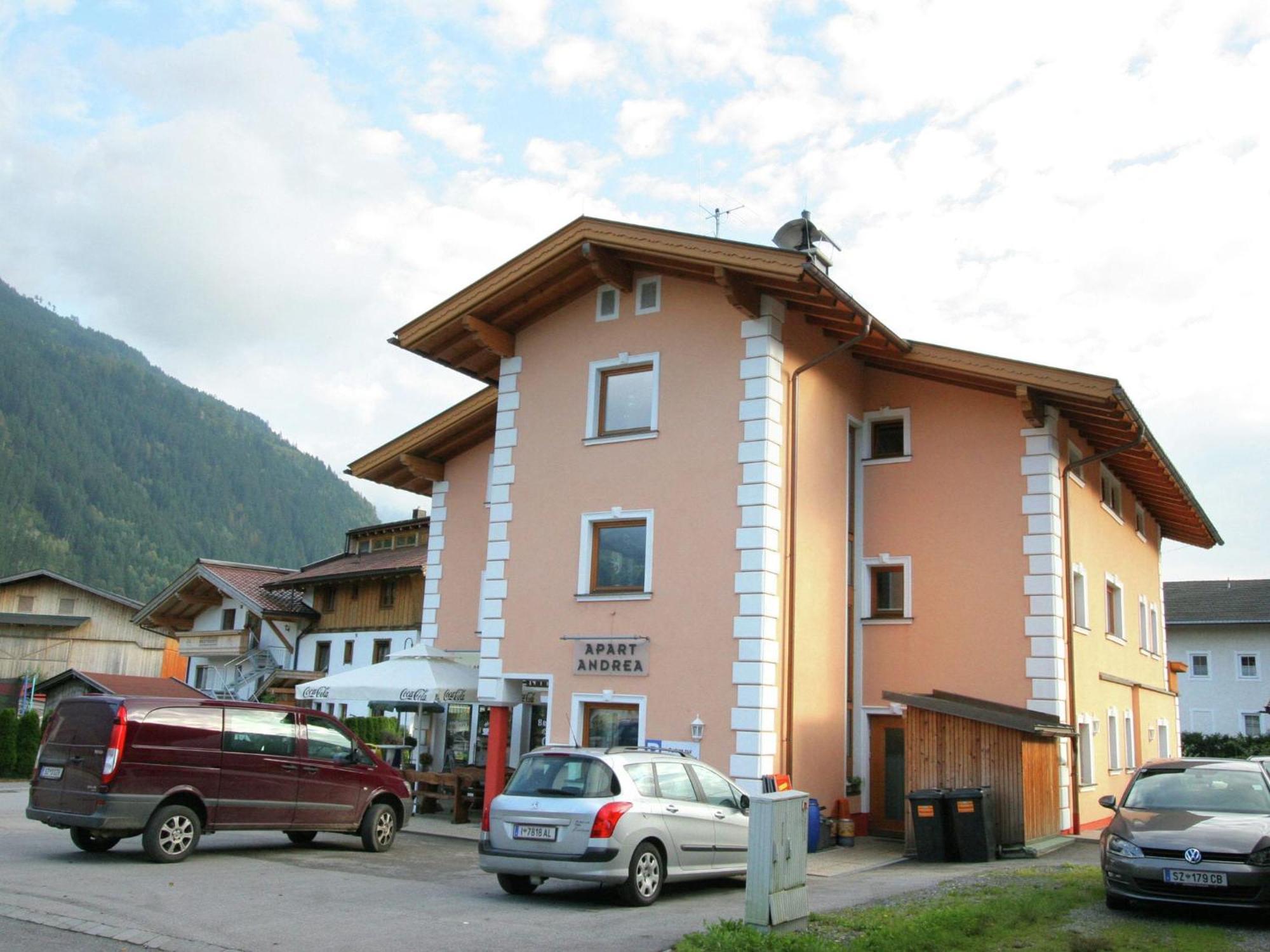 Charming Apartment In Uderns With Balcony Exteriör bild