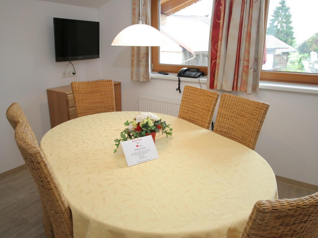 Charming Apartment In Uderns With Balcony Exteriör bild